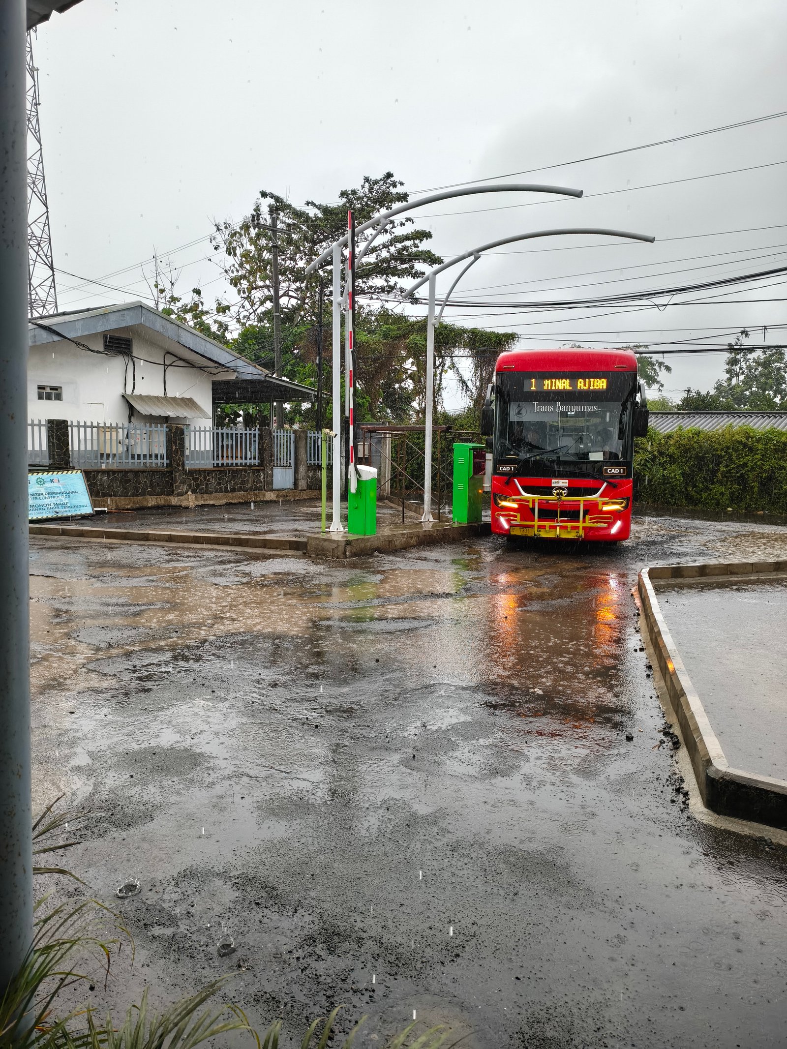 Trans Banyumas masuk area parkir barat stasiun Purwokerto