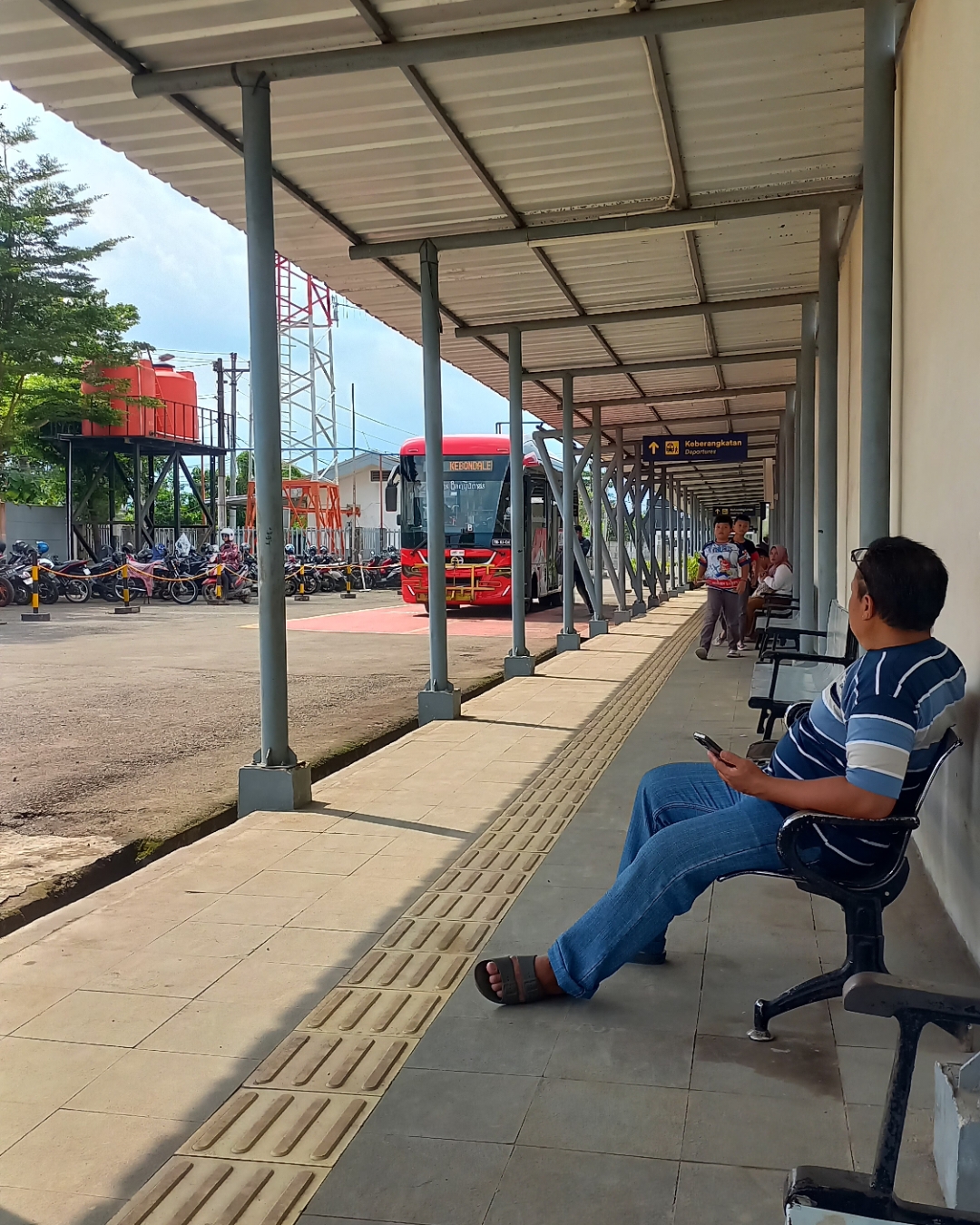 Trans Banyumas di Pintu  di Stasiun Indonesia - foto kereta api terbaru