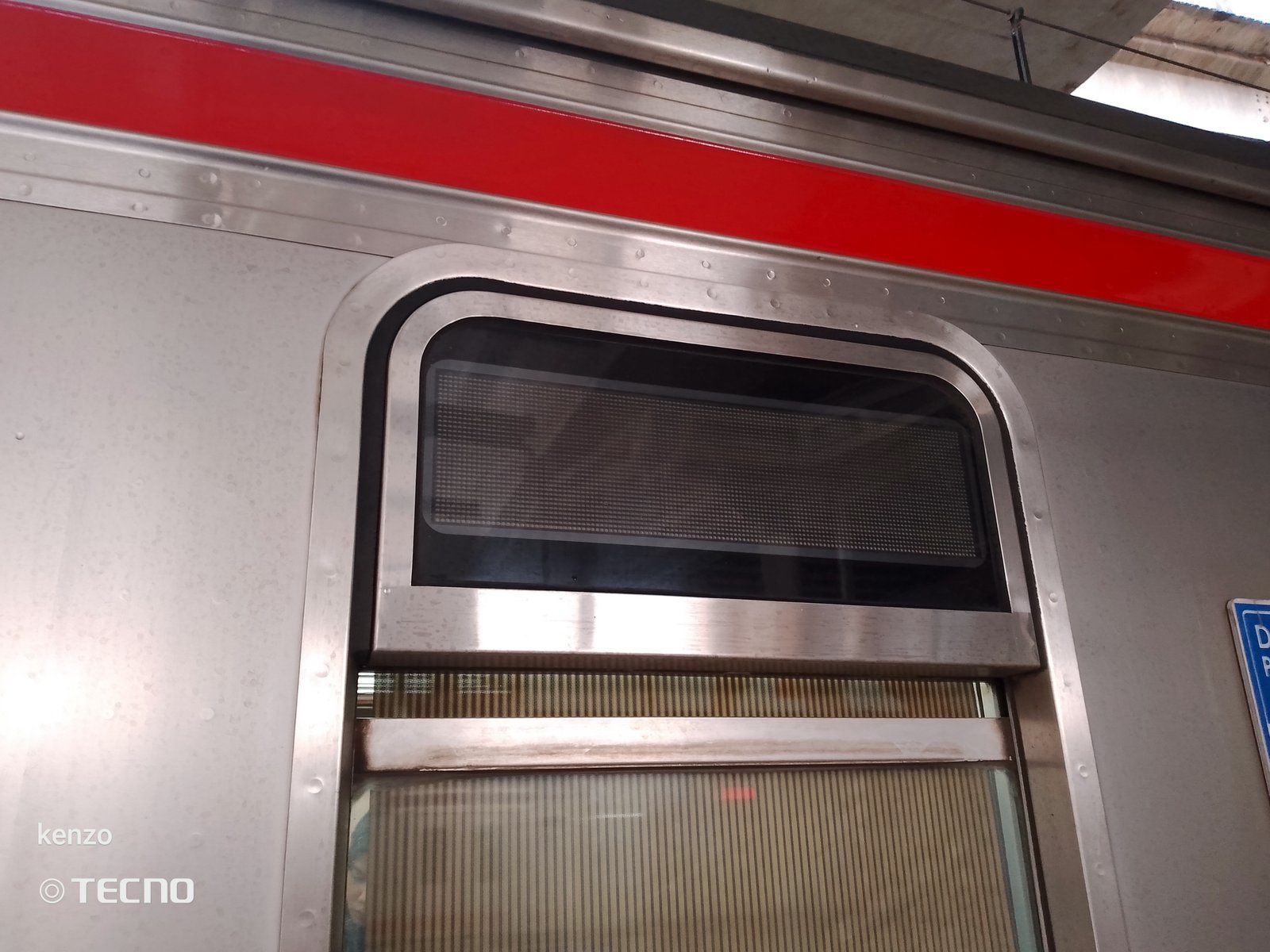 Waduh jendela krl nya di buka