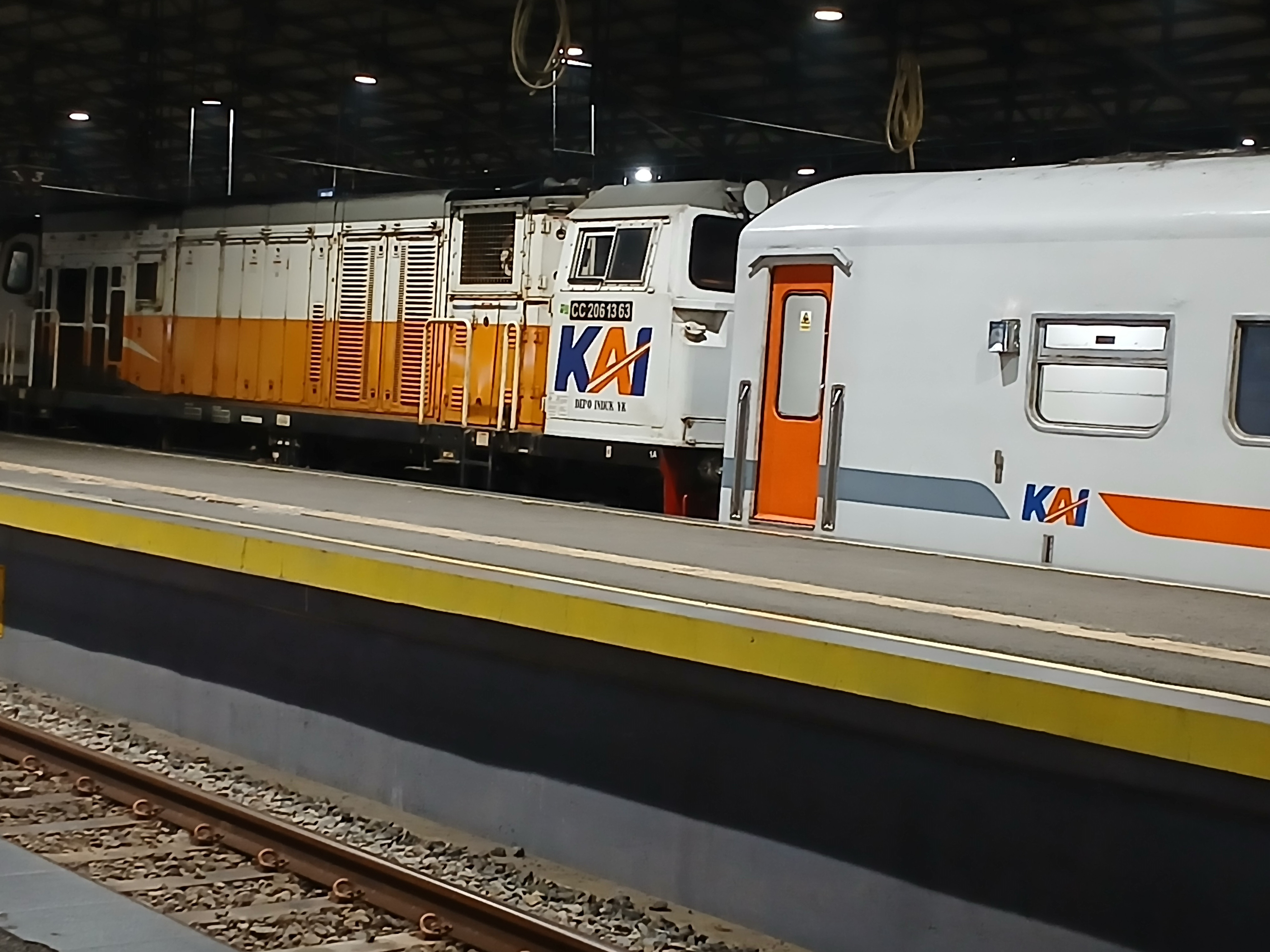 CC 206 13 63 di Stasiun Indonesia - foto kereta api terbaru