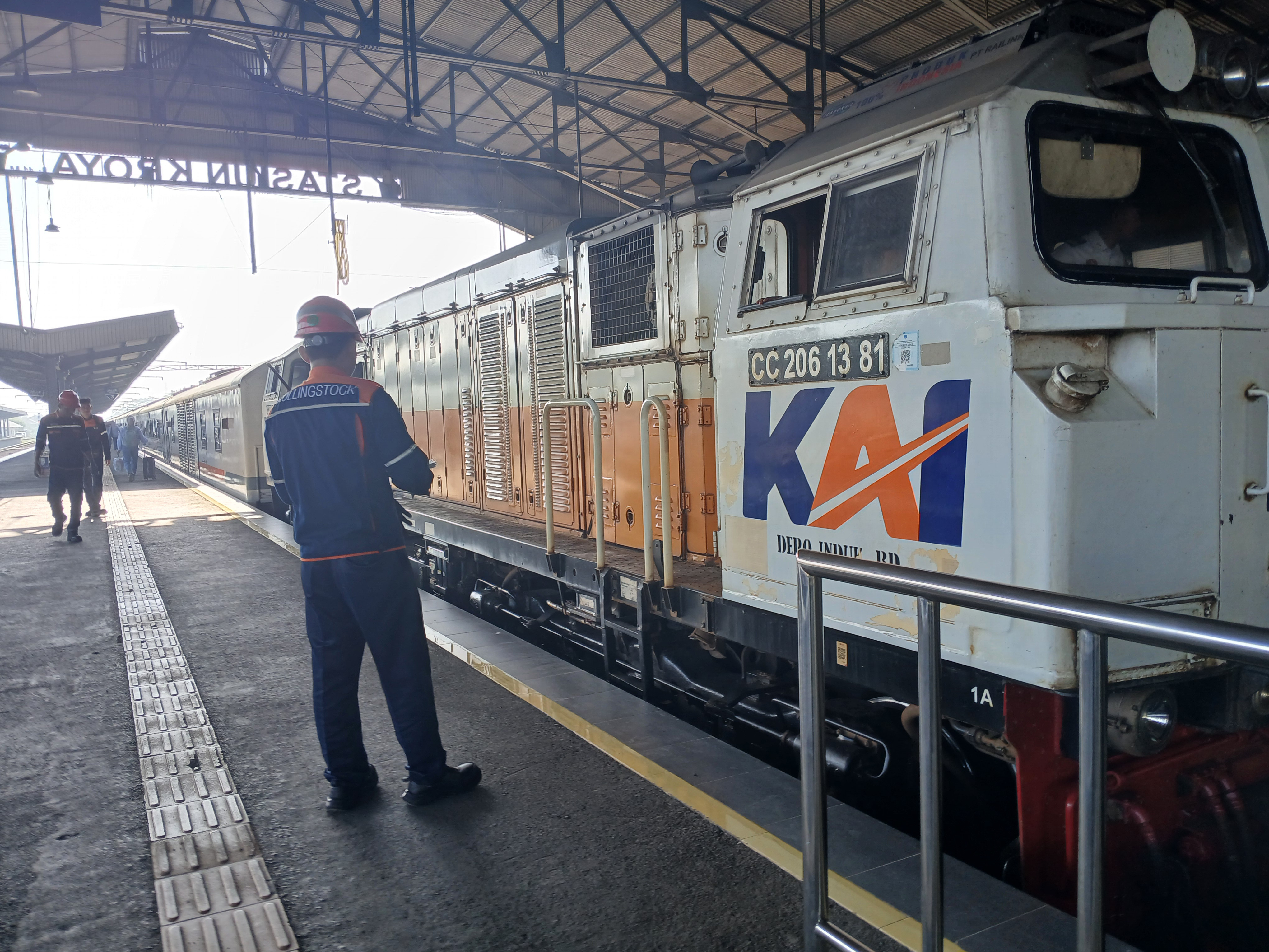 CC 206 13 81 di Stasiun Indonesia - foto kereta api terbaru