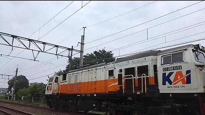 CC 206 13 52 di Stasiun Indonesia - foto kereta api terbaru