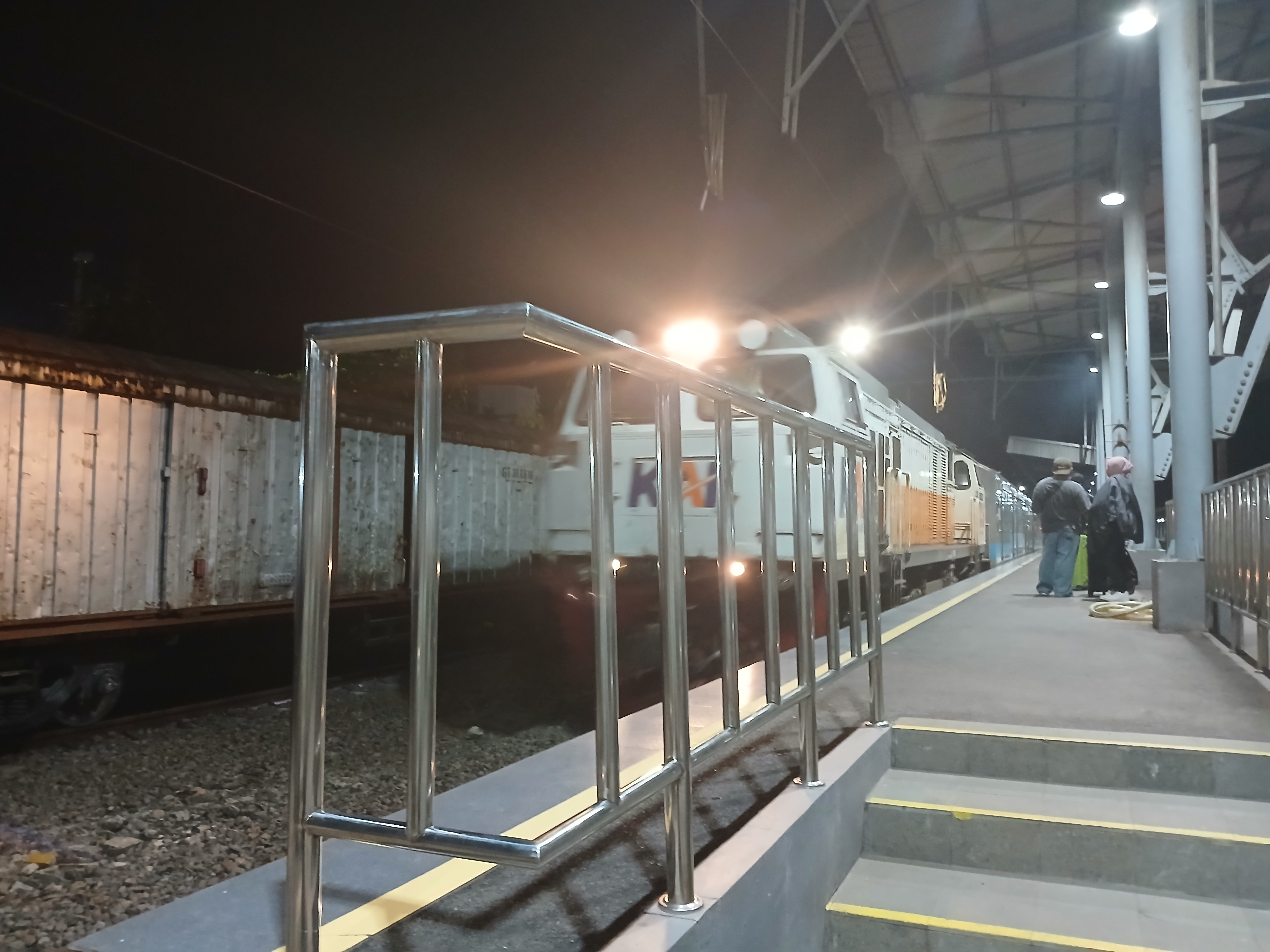 CC 206 13 16 di Stasiun Indonesia - foto kereta api terbaru
