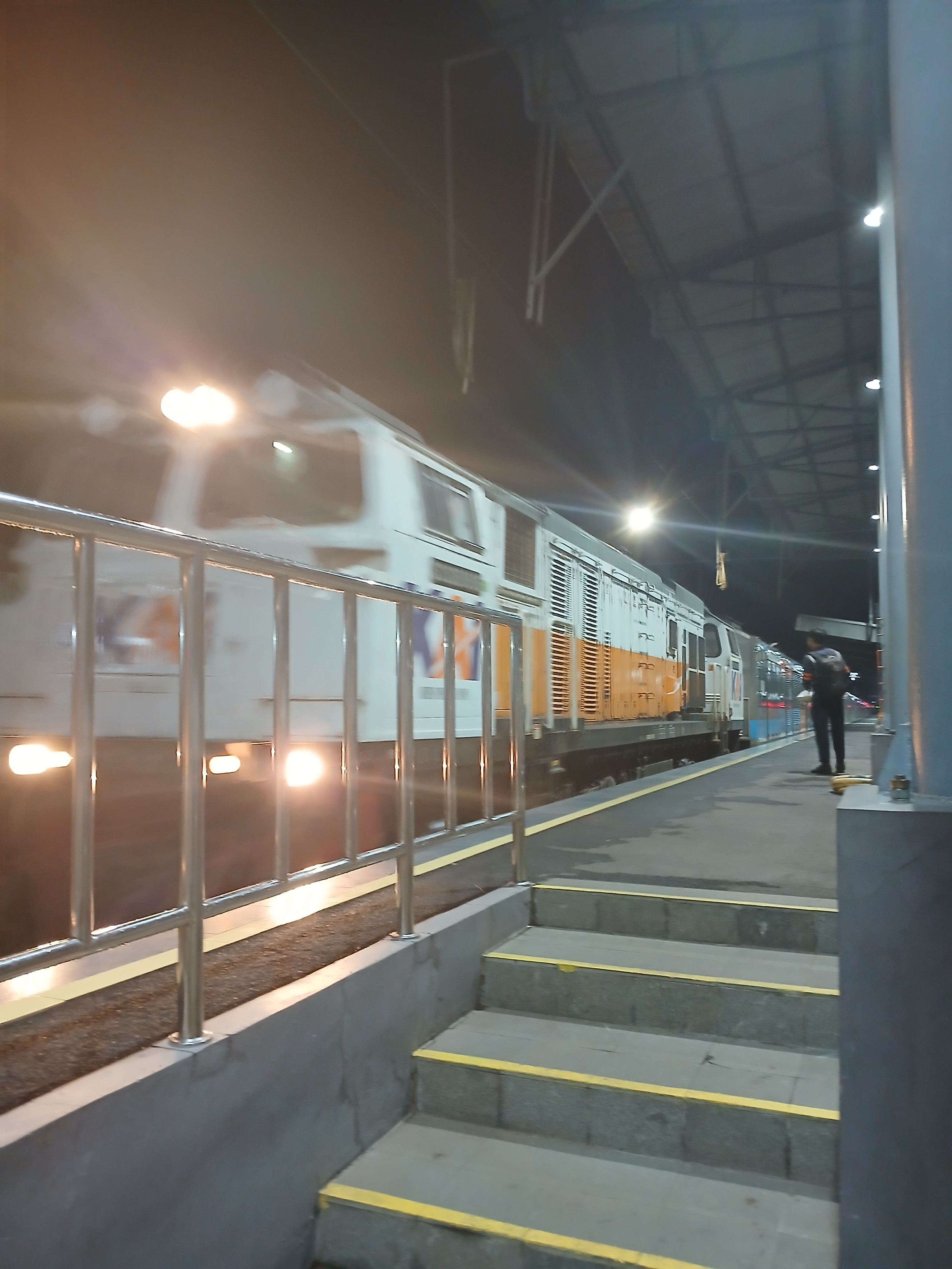 CC 206 13 06 di Indonesia - foto kereta api