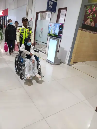 Aksi Humanis Petugas Security Stasiun Kereta Api, Bantu Penumpang Berkebutuhan Khusus dengan Sigap