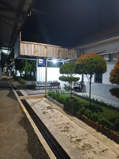 Area merokok sebelah timur stasiun kroya