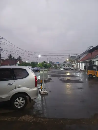 Area parkir mobil sebelah timur stasiun kroya