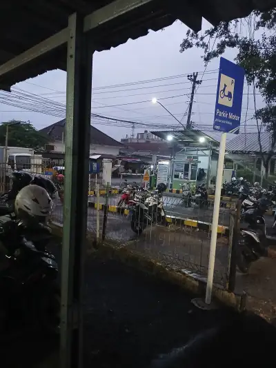 Area parkir motor stasiun kroya