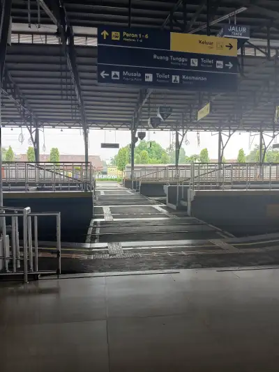 Area peron stasiun kroya