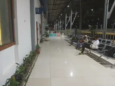 Area tunggu dalam sebelah barat stasiun kroya