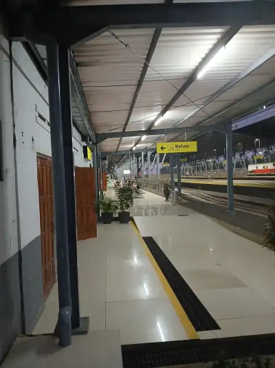 Area tunggu dalam sebelah timur stasiun kroya