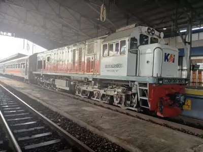 Begitu gagahnya lokomotif cc204 saat menarik rangkaian kereta serayu