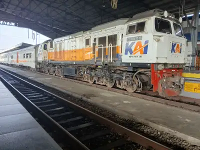 Begitu semangatnya lokomotif cc 206 13 15 saat menarik rangkaian kereta api purwojaya
