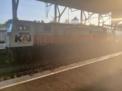 Cc 206 13 63 saat di rangkaikan dengan gerbong kilang