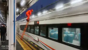 Dedikasi GASIR (Petugas Pengisi Air) Kereta Api
