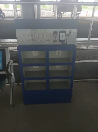 Fasilitas charger hp dan laptop di ruang tunggu dalam stasiun kroya