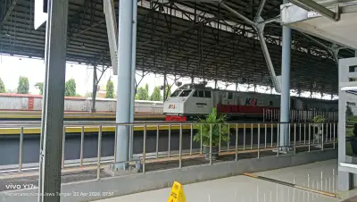 Foto Lokomotif kereta api akan langsir di stasiun