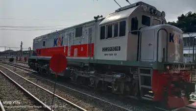 Foto lokomotif sedang parkir di Dipo kereta Kutoarjo