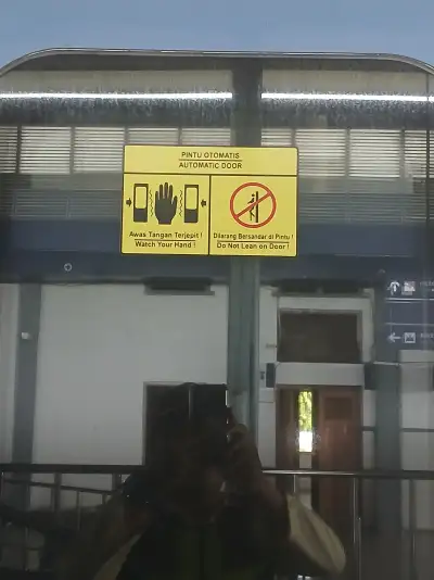 Hati hati pintu otomatis