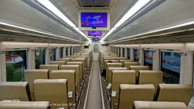 Interior tempat duduk kereta api ekonomi premium