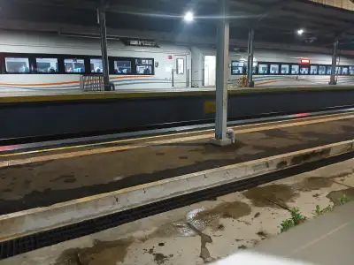 Ka purwojaya siap mengantarkan penumpang sampai tujuan