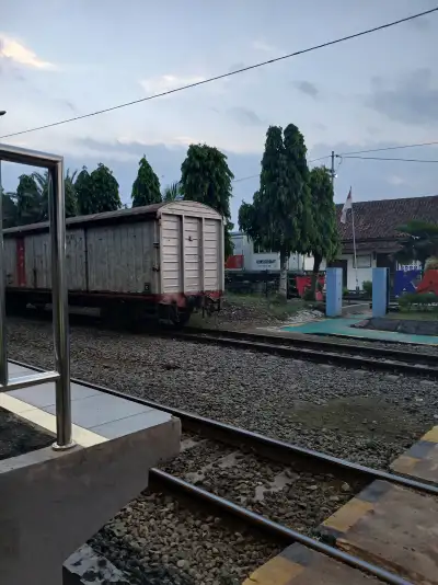 Ka pusri berjejeran dengan lok cc 201 83 17