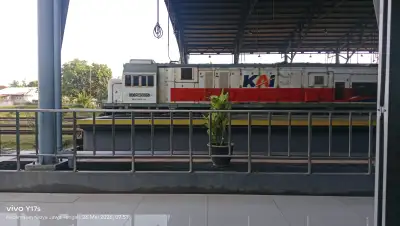 KA SERAYU BERSIAP MENGANTARKAN PELANGGAN DARI STASIUN KROYA