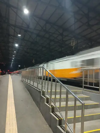 Ka taksaka saat ngebut di stasiun kroya