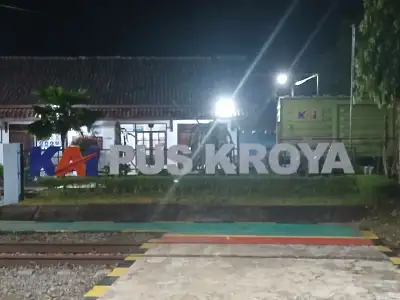 Kantor pus stasiun kroya saat malam hari