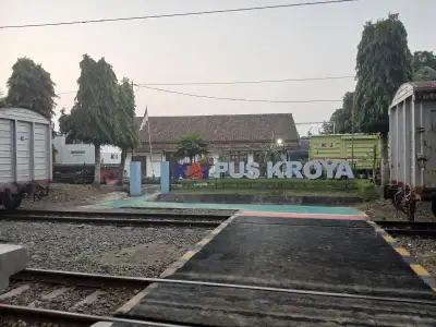 Kantor pus stasiun kroya saat menjelang magrib