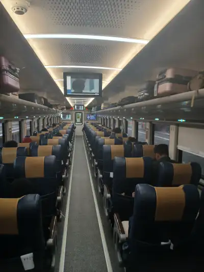 Kereta api gayabaru malam selatan tujuan stasiun surabaya gubeng sekarang memakai rangkaian yang nyaman 