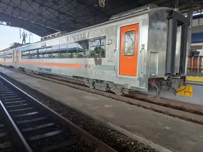 Kereta api malabar bersiap untuk berangkat