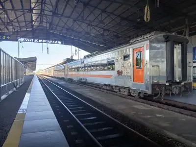 Kereta api malabar persiapan berangkat dari jalur dua