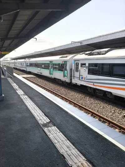 Kereta api Purwojaya tambahan tiba di stasiun kroya