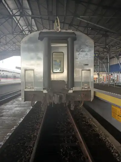 Kereta paling belakang