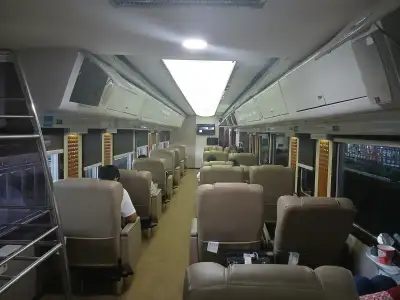 Leganya naik kereta imperial