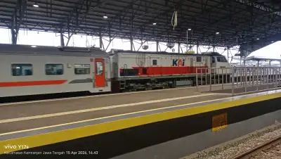 Lokomotif akan proses langsir di stasiun