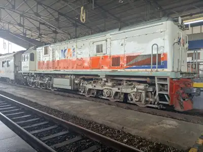 Lokomotif CC 201 83 33, salah satu mesin diesel elektrik andalan di Indonesia, siap menarik kereta api menuju tujuan. Dengan kekuatan dan keandalannya