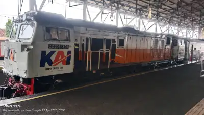 Lokomotif Kereta Api 52 Purwojaya rute Cilacap - Gambir PP