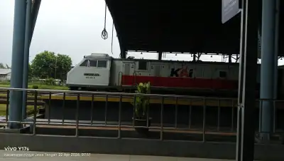 Lokomotif siap mengantarkan penumpang ke tujuan