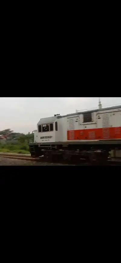 Lokomotif yang sudah tua tapi tetap berdinas 