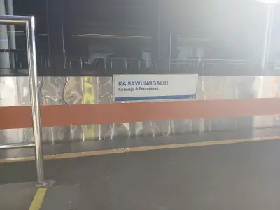 Pagi yang cerah saat akan naik kereta sawunggalih