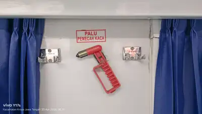 Palu Pemecah Kaca Kereta Api Tambahan Yogyakarta - Gambir PP