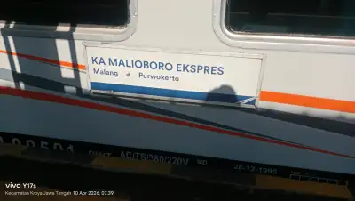Papan nama kereta api Malioboro Ekspres... 
