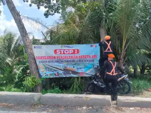 Pemasangan Banner Keselamatan oleh Polsuska di Jalur Kereta Api