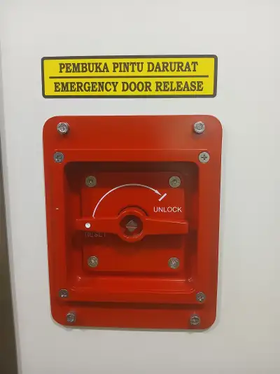 Pembuka pintu darurat