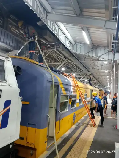 Pengisian air di kereta NR (Non Revenue) 