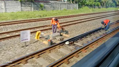 Petugas pembersih wesel sedang melakukan perawatan wesel