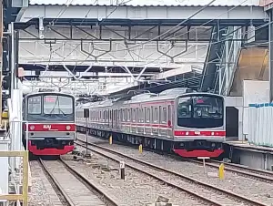 JR tipe biasa dan JR tipe Marchen 