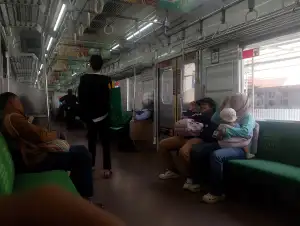 Foto KRL ketahan di petak Matraman - Jatinegara 